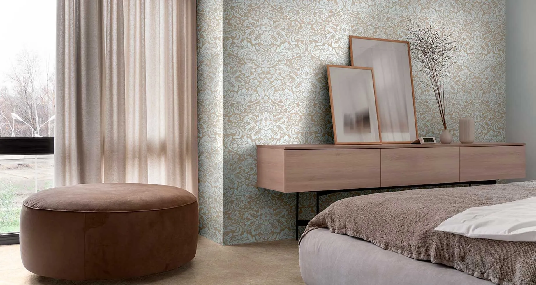 Camera da letto elegante con parete rivestita in ceramica decorata nei toni caldi