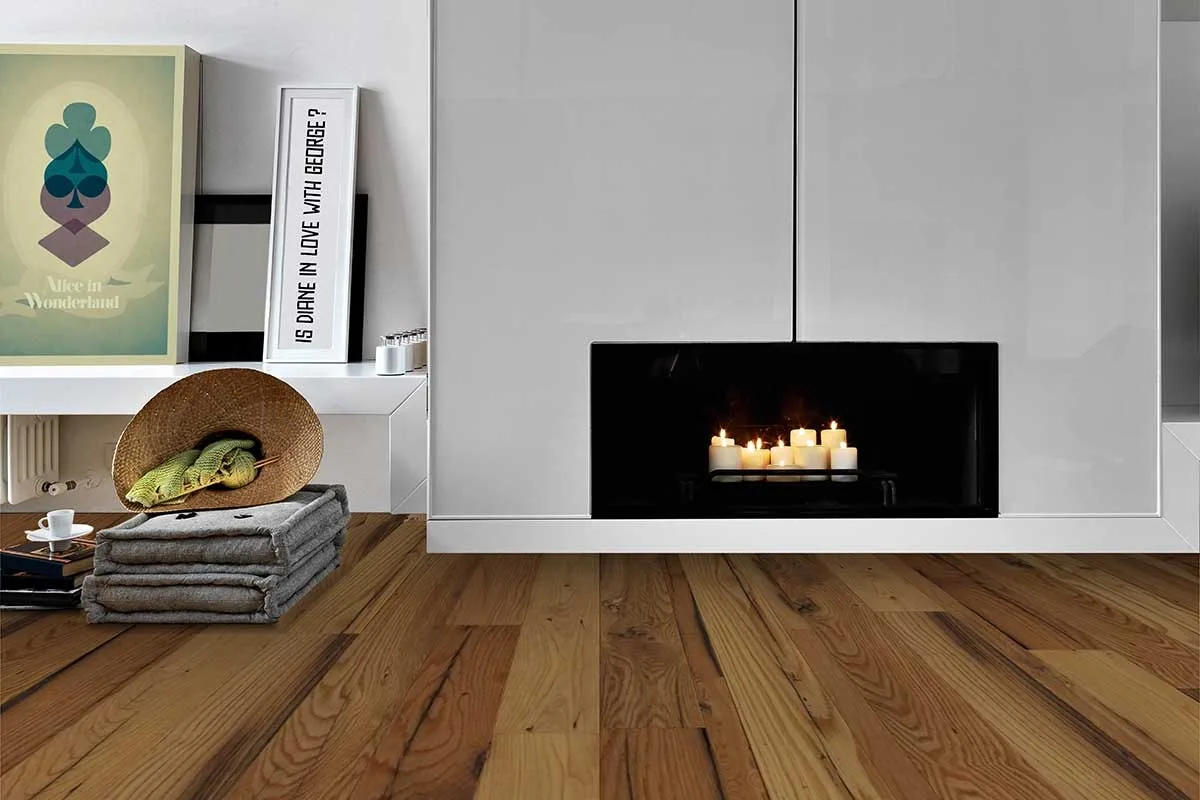 Living con parquet in legno naturale spazzolato e camino