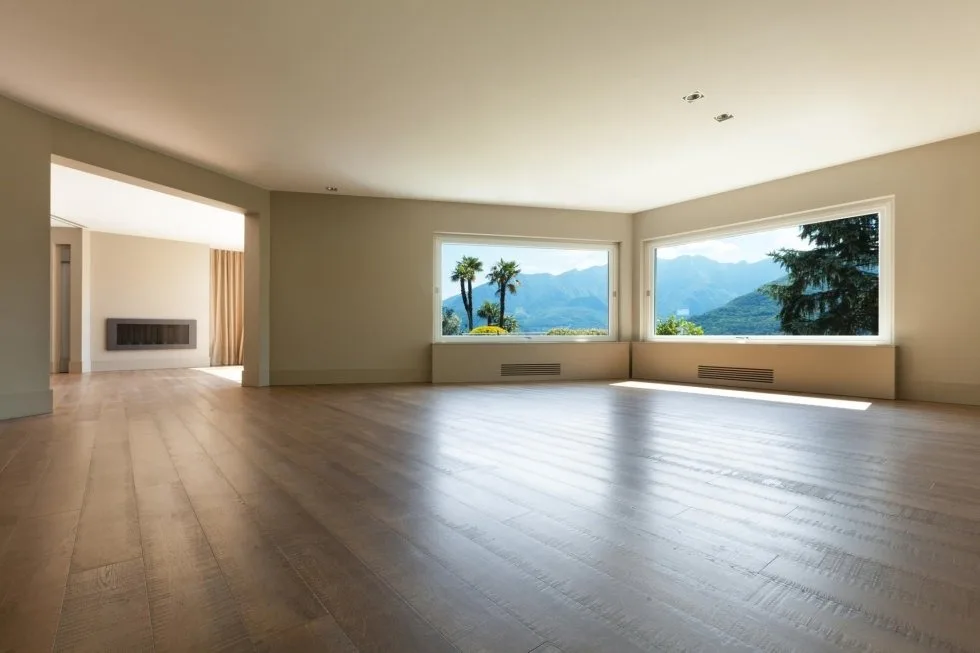 Ampio soggiorno con parquet e finestre panoramiche sulle montagne
